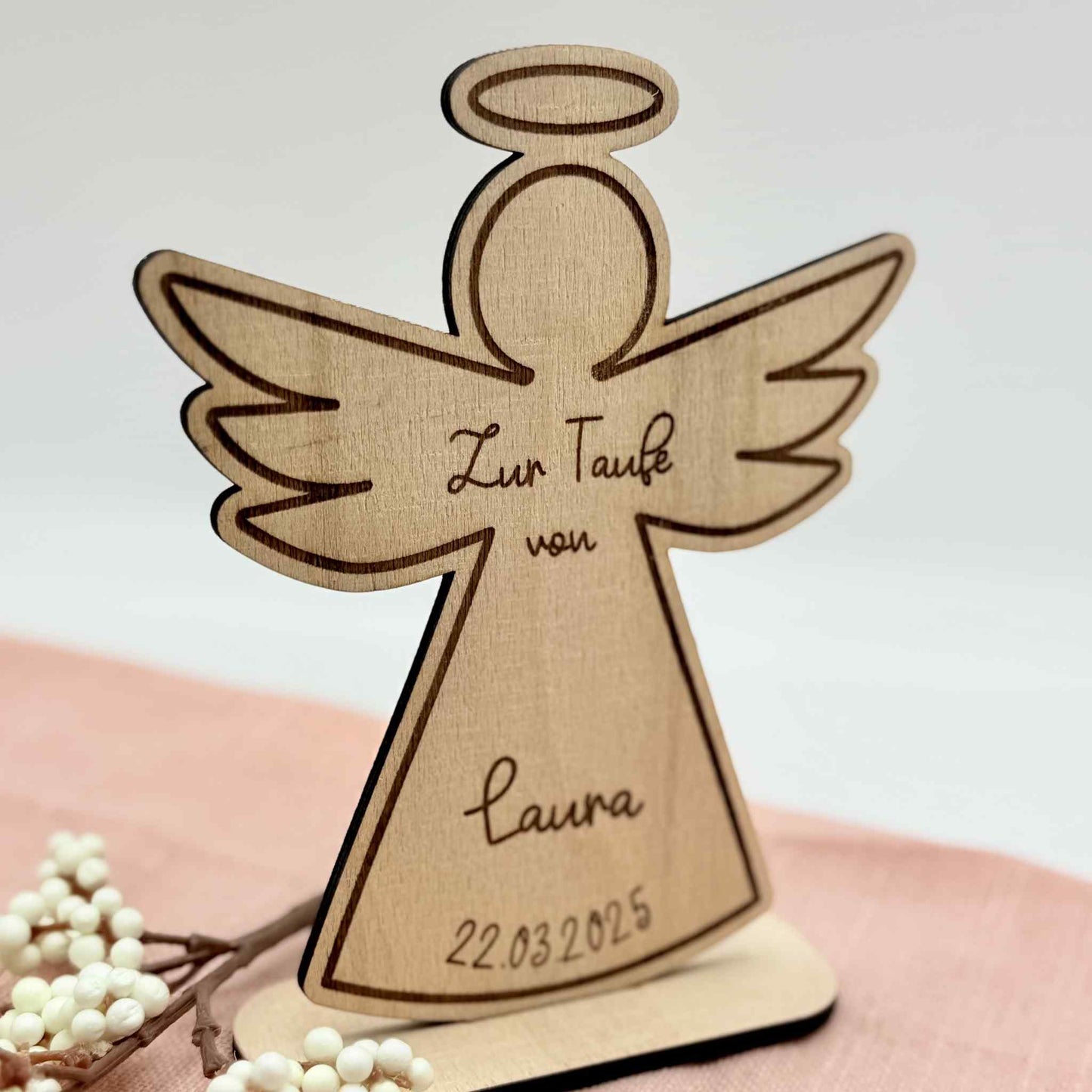Ein Schutzengel aus Holz als personalisiertes Taufgeschenk.