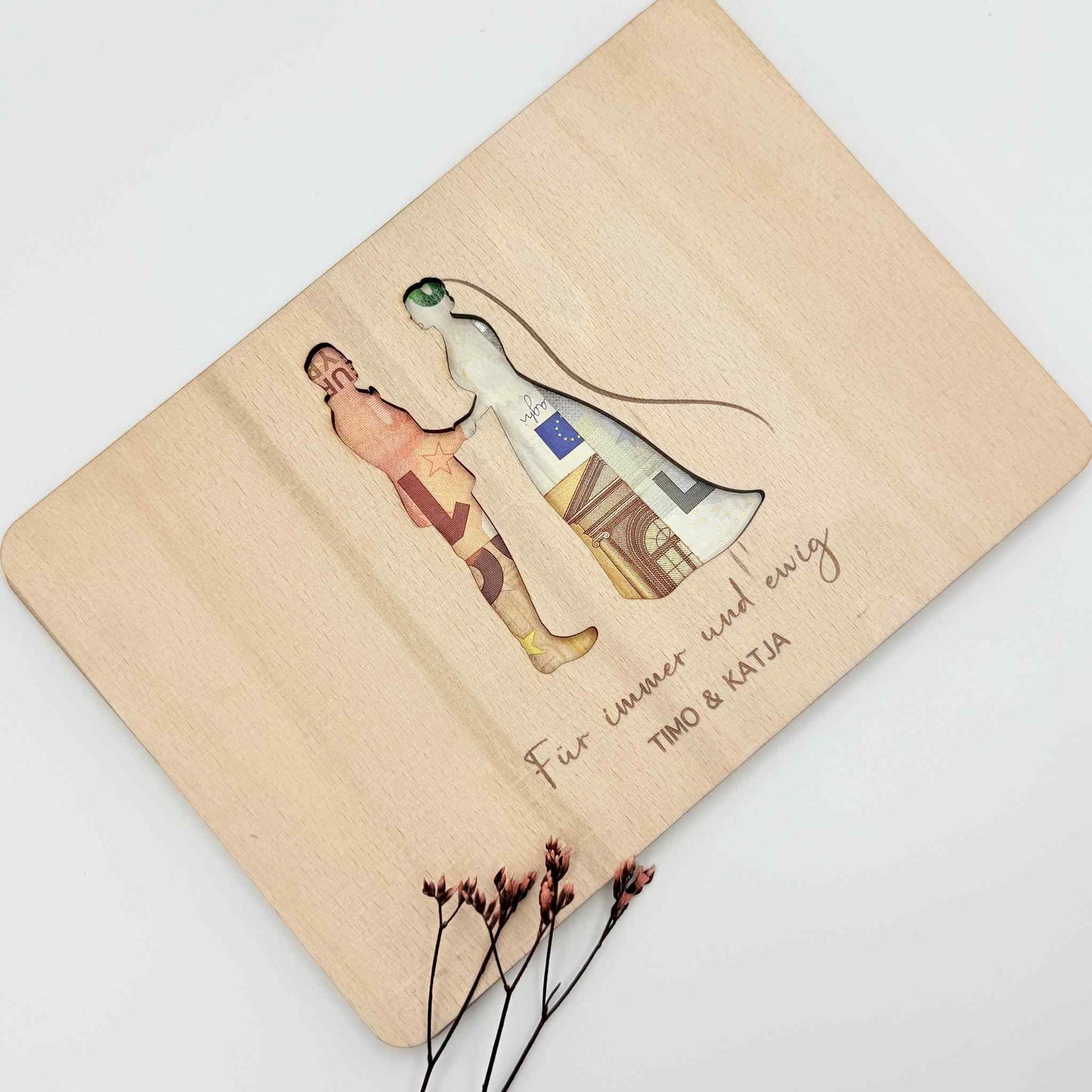 Ein personalisiertes Geldgeschenk zur Hochzeit aus Holz für das Brautpaar