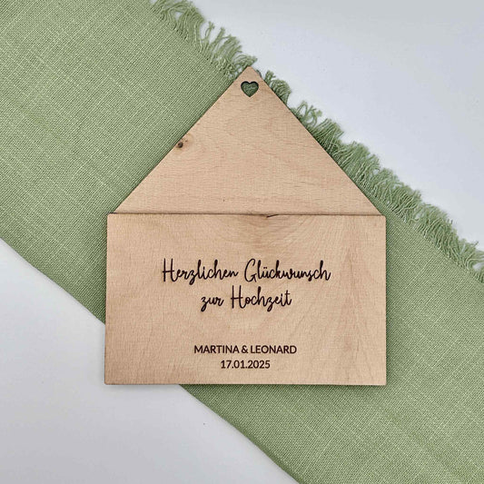 Ein personalisierter Holzumschlag zur Hochzeit