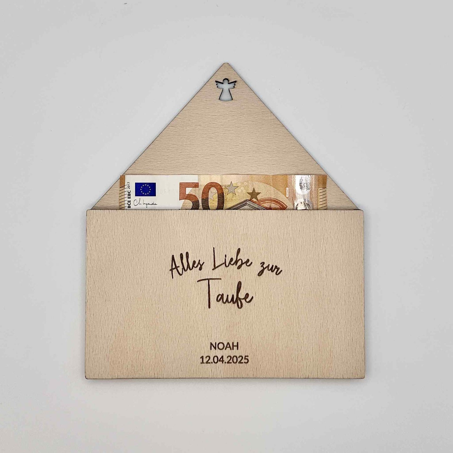 Ein personalisiertes Taufgeschenk mit einem Geldschein.