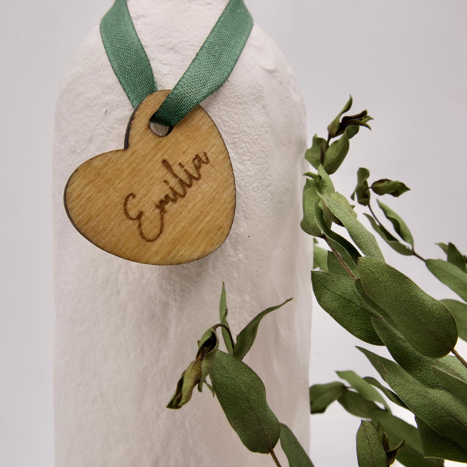 Serviettenhalter aus Holz zur Hochzeit mit grünem Band