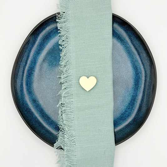 Ein Teller mit Tischkonfetti aus Holz