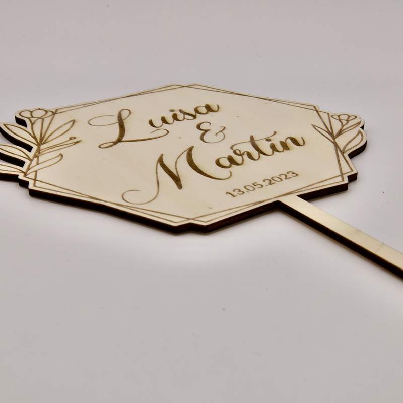 Ein Cake Topper aus Holz zur Hochzeit von der Seite