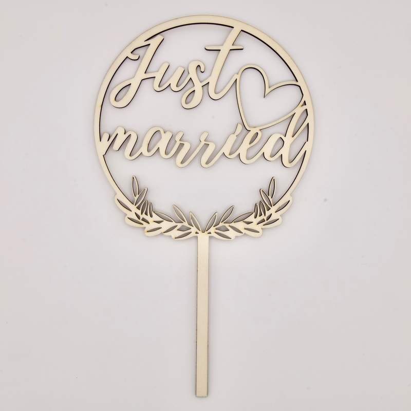Cake Topper zur Hochzeit aus Holz mit der Schrift "Just married"