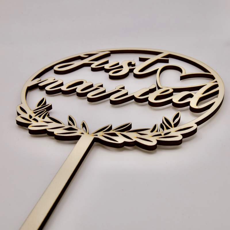 Ein Cake Topper zur Hochzeit aus Holz mit dem Schriftzug "Just married"
