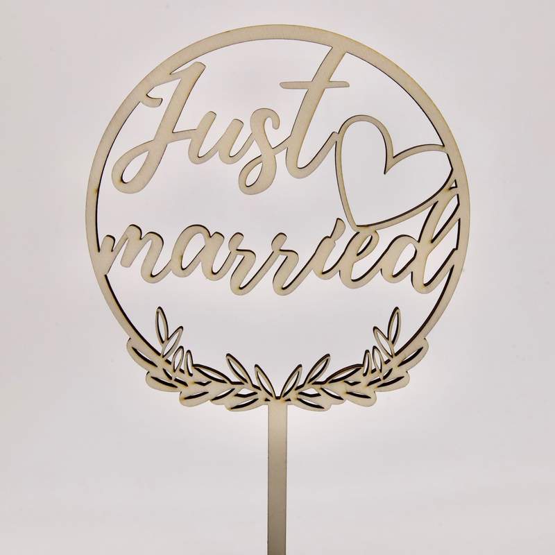 Ein Cake Topper zur Hochzeit aus Holz "Just married"