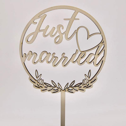 Ein Cake Topper zur Hochzeit aus Holz "Just married"