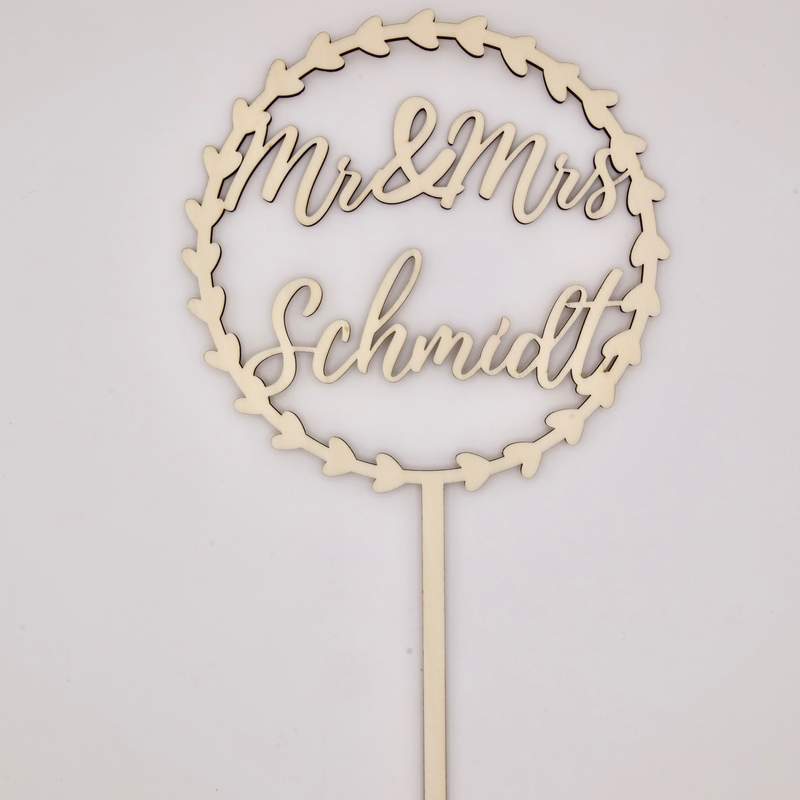 Ein personalisierter Cake Topper zur Hochzeit mit Mr & Mrs