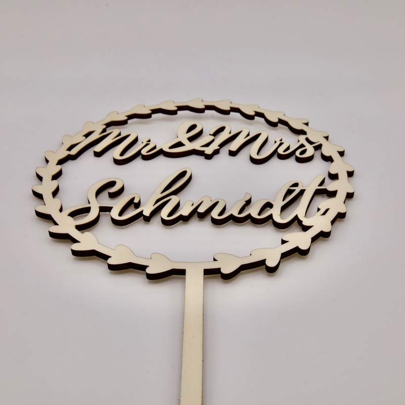Ein personalisierter Cake Topper zur Hochzeit aus Holz