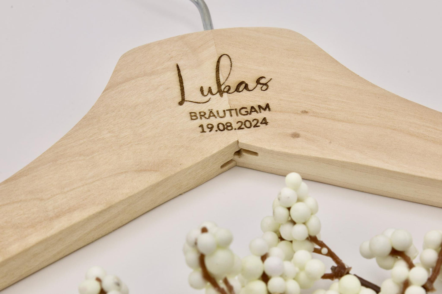 Kleiderbügel mit Namen aus Holz