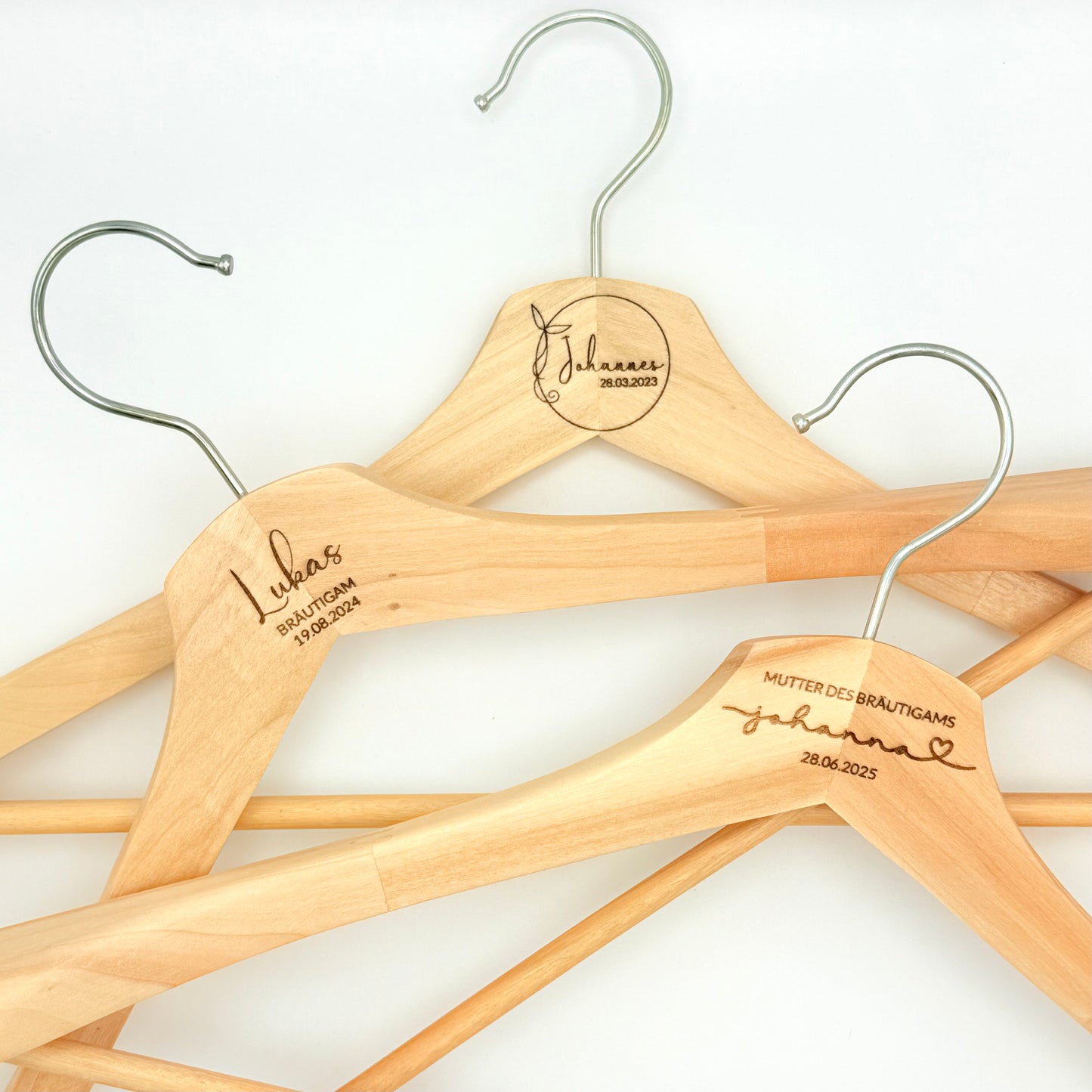 Drei Kleiderbügeln zur Hochzeit