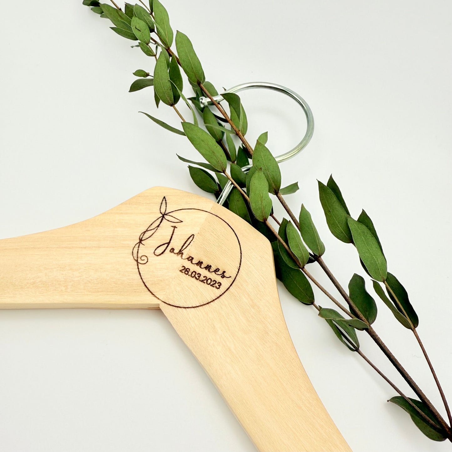 Kleiderbügel mit Gravur mit Olivenblättern