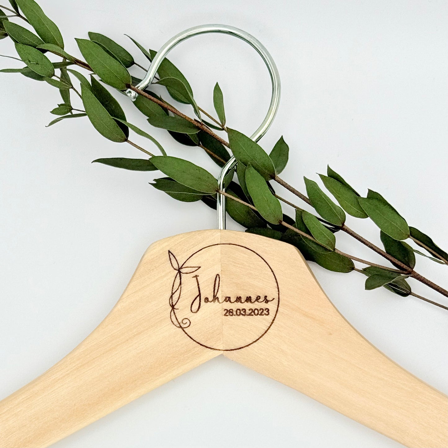 Personalisierter Kleiderbügel mit Olivenblätter