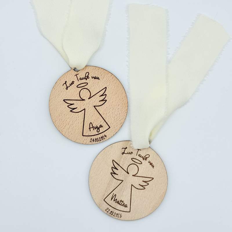 Zwei Taufmedaillen aus Holz als personalisierte Geschenke zur Taufe.