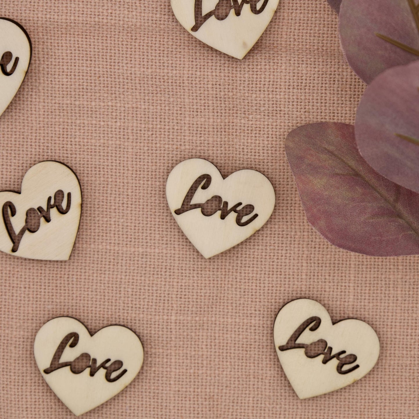 Tischkonfetti zur Hochzeit aus Holz mit "Love"