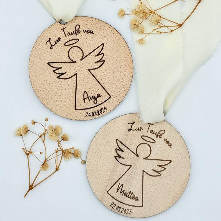 Zwei personalisierte Taufmedaillen aus Holz