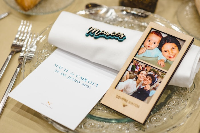 Ein personalisiertes Magnet und ein Foto mit Holzrahmen als Gastgeschenk