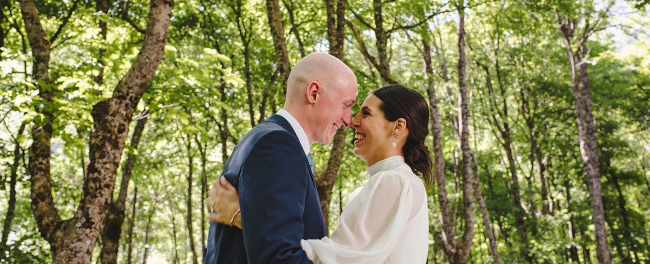 Brautpaar im Wald schaut sich in die Augen
