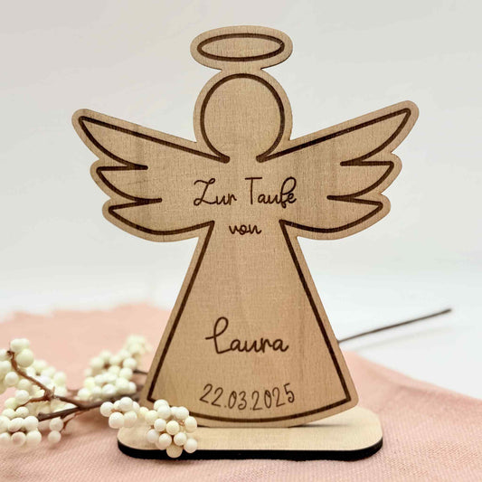 Ein personalisierter Schutzengel aus Holz zur Taufe von Laura