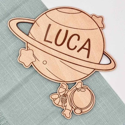Ein personalisiertes Türschild aus Holz mit "Astronaut" Motiv