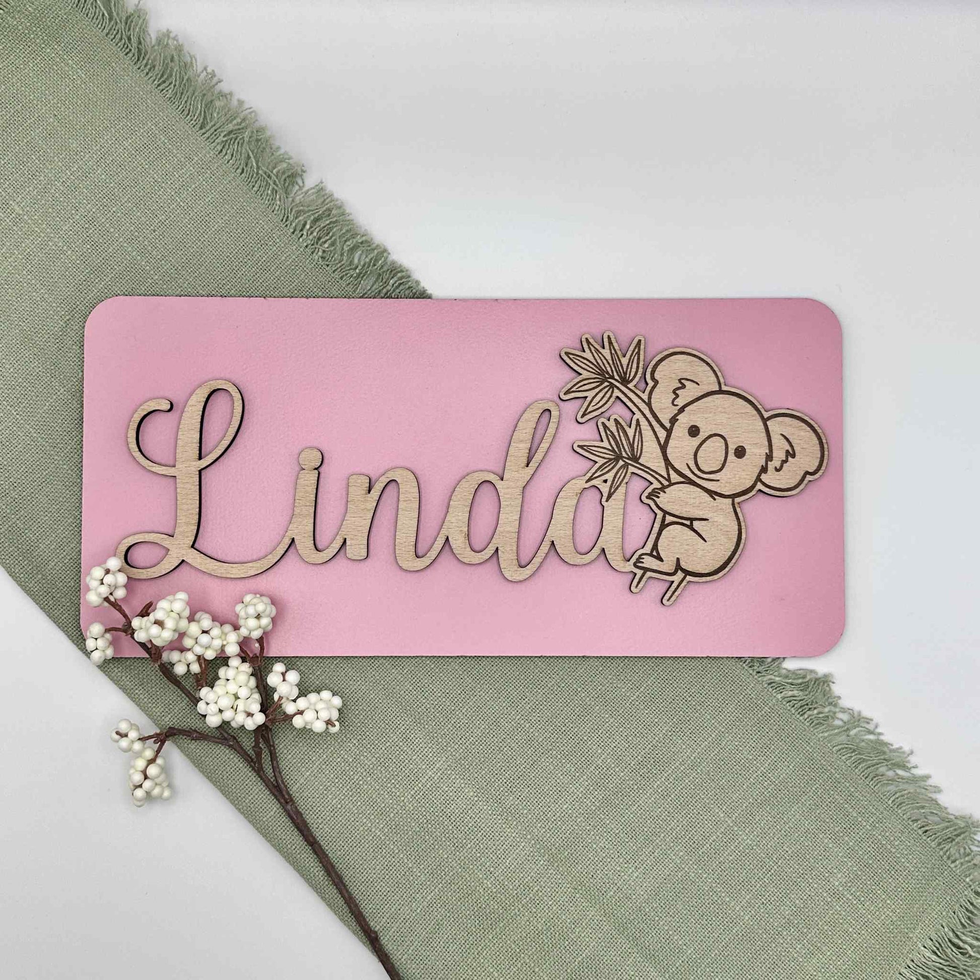 Pinkes Namensschild für Kinder mit einem Koala