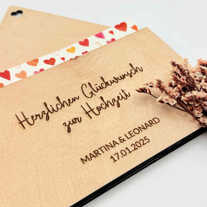 Ein personalisierter Briefumschlag zur Hochzeit aus Holz mit Blumen