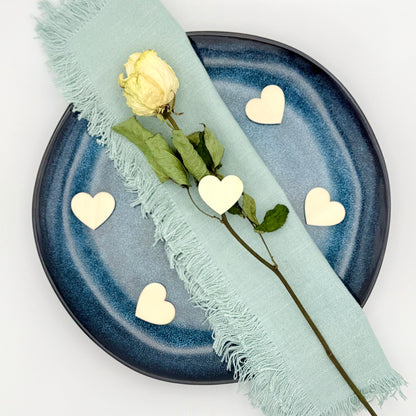 Eine Rose und Tischkonfetti zur Hochzeit