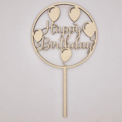 Ein Cake Topper zum Geburtstag mit dem Schriftzug "Happy Birthday"