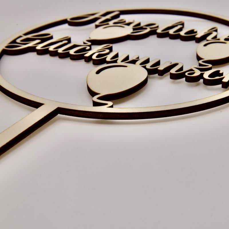 Cake Topper für eine Geburtstagstorte von der Seite