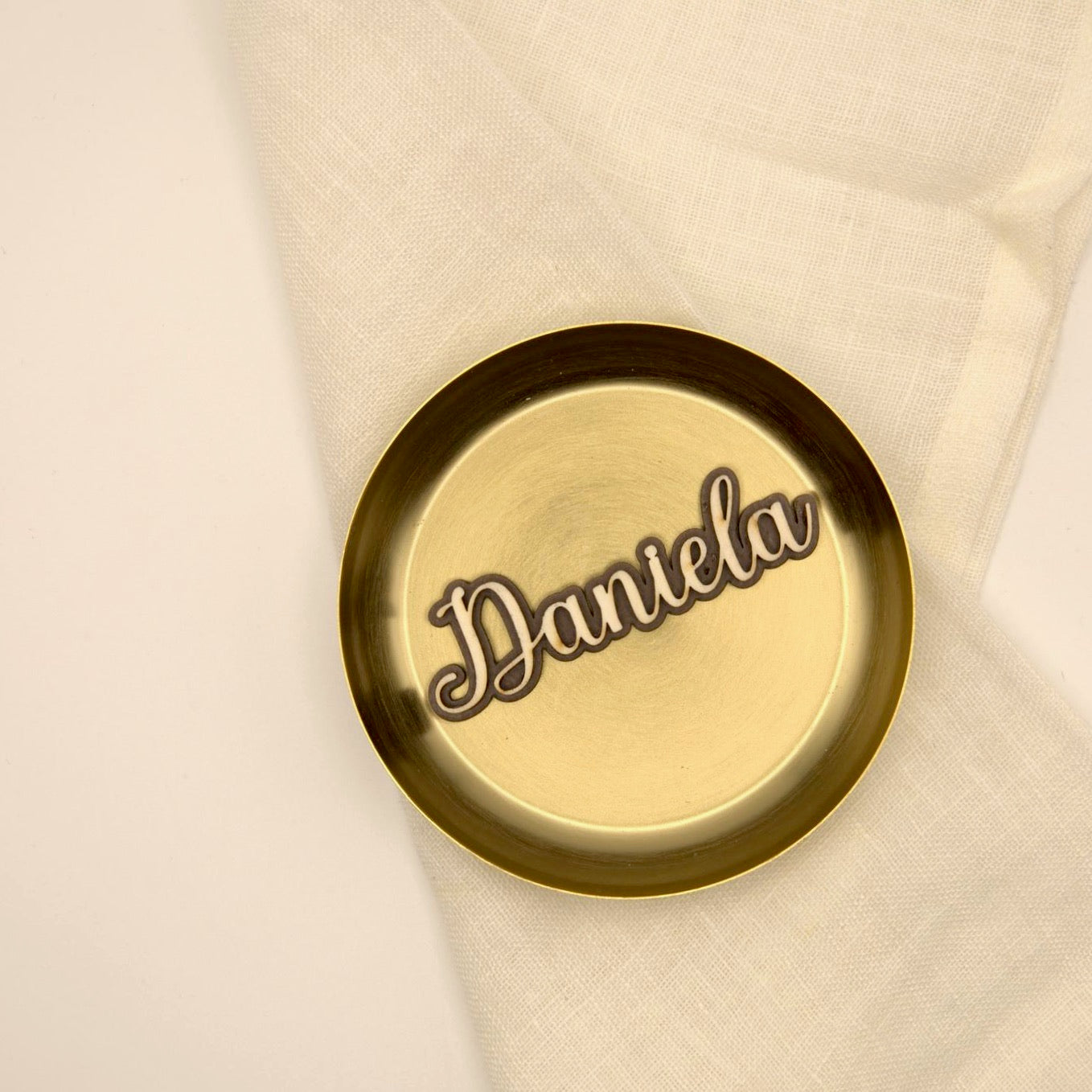 Personalisierter Magnet mit Namen "Daniela" auf einer Serviette