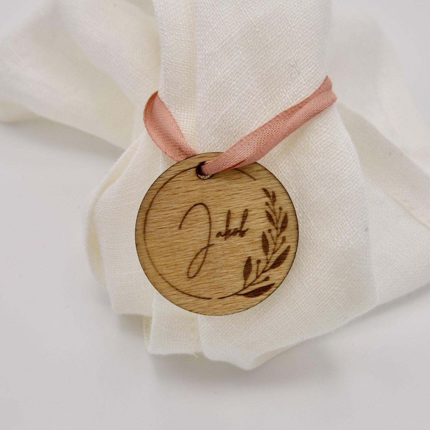 Serviettenhalter aus Holz zur Hochzeit mit pinken Band