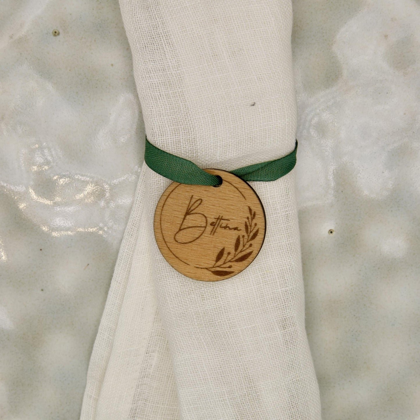 Personalisierter Serviettenhalter aus Holz mit grünem Band