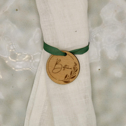 Personalisierter Serviettenhalter aus Holz mit grünem Band