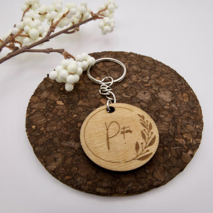 Personalisierter Schlüsselanhänger aus Holz mit Namen "Peter"