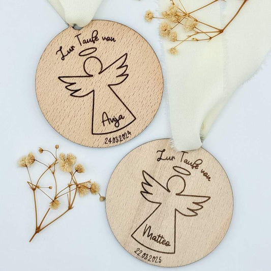 Zwei personalisierte Taufmedaille aus Holz mit Blumen.