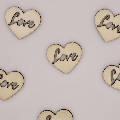 Tischkonfetti aus Holz zur Hochzeit mit "Love"