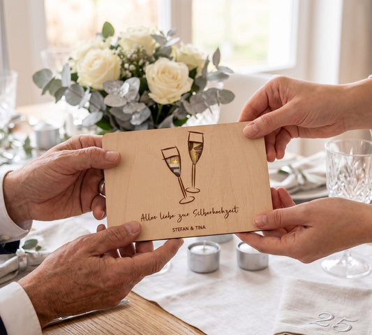 Übergabe eines Geldgeschenks bei der Silberhochzeit